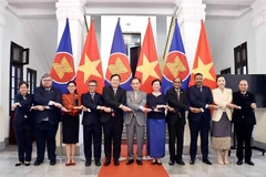 越共中央书记处书记、越南外交部代部长黎怀忠会见东盟各国和东帝汶驻越大使。图自越通社