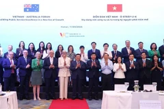 澳大利亚总督萨曼莎·莫斯廷和越共中央政治局委员、胡志明国家政治学院院长、中央理论委员会主席阮春胜教授以及两国代表合影。图自越通社