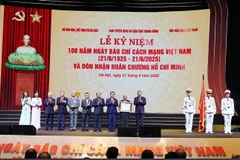 苏林总书记亲自向越南革命新闻授予胡志明勋章，以表彰其对党的革命事业和民族事业做出的杰出贡献。图自越通社