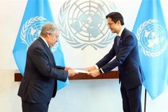 杜雄越大使在联合国总部向联合国秘书长安东尼奥·古特雷斯（António Guterres）递交委任书。图自越通社