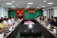 9月12日下午,永隆省人民委员会与日本WAGO株式会社和海防投资贸易建设一人有限责任公司就农产品进口、农作物种植技术转让、生物质发电等领域的合作举行会谈。图自越通社