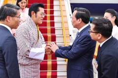 越南民族与宗教部部长陶玉容;外交部副部长阮孟强;国家主席办公厅代表以及外交部相关单位代表到内排机场迎接不丹代表团。图自越通社
