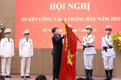 国家主席梁强向公安部授予三等劳动勋章。图自越通社