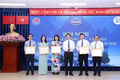 外交部副部长吴黎文代表外交部领导向胡志明市外事局集体和个人颁发奖状。图自越通社