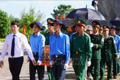同塔省党委和人民为在柬埔寨和同塔省战争中牺牲的43位越南志愿军和专家举行追悼安葬仪式。图自越通社