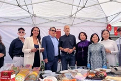 越南驻希腊大使范氏秋香和希腊代表品尝越南美食。图自越通社