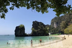 2020年3月1日，游客在泰国著名旅游岛甲米度假。图自新华社/越通社