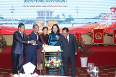 越南国家副主席武氏映春和老挝国家副主席巴妮·雅陶都及代表们切蛋糕,庆祝越南社会主义共和国国庆80周年。图自越通社