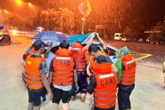 洪水肆虐越南多省：岘港、得乐、嘉来紧急调动军民力量抢险