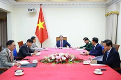 越南政府总理范明政与马来西亚总理安瓦尔·易卜拉欣通电话。图自越通社