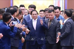 范明政总理和各企业代表。图自越通社