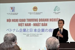 日本贸易振兴机构（JETRO）常务副理事长中沢刚之发表讲话。图自越通社
