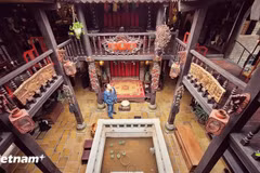 游客参观钵场手工艺村传统古宅。图自Vietnam+