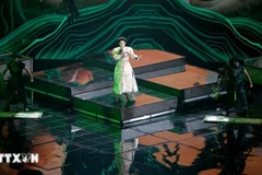 可容纳1.1万名观众的Live Arena音乐厅在《扶董天王》雄浑激昂、融汇民间旋律的歌声中沸腾。图自越通社