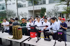 各位代表参观无人机。图自越通社