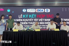越南青年创业支持中心(SYS Vietnam)、越南工贸部电子商务和数字经济局下属的电子商务和数字技术发展中心(eComDX)与越南残疾青年协会在河内举行了全面合作计划签字仪式。图自越通社