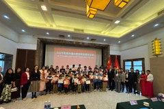 中国驻越南大使馆在河内举行2025年度“中国大使助学金”颁发仪式。图自越通社