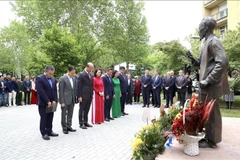 越南驻匈牙利大使馆同匈牙利佐洛埃格塞格市政府在胡志明主席塑像举行敬献花篮仪式。图自越通社