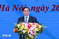 越南政府总理、中央竞赛奖励委员会主席、全国消除临时房和危旧房工作中央指导委员会主任范明政发表讲话。图自越通社