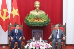 苏林总书记在河内会见韩国总统特使朴昌达