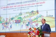 文化体育与旅游部常务副部长黎海平在新闻发布会上发表讲话。图自越通社