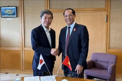 越共中央委员、越南国会副主席陈光方上将会见大分县议会议长岛浩一。图自越通社