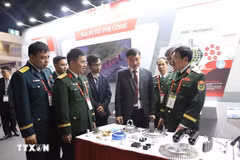越南人民军副总参谋长阮伯力少将参观iettel Manufacturing公司的展位。图自越通社