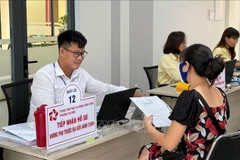 自7月31日起，胡志明市公共行政服务中心的各个基层工作组（每组5人）已进驻38个乡、坊办理跨区行政手续。图自越通社