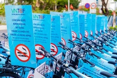 卫生和旅游部门需革新宣传方式,如在机场发放宣传册,在社交网上发布短视频,在景区设置标识,以提升公众意识。图自baodautu.vn