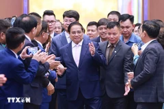 5月31日上午，政府总理范明政与企业举行座谈，讨论如何有效落实越共中央政治局关于发展民营经济的68-NQ/TW号决议。图自越通社