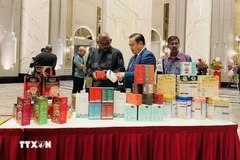 越南驻马来西亚大使馆商务参赞黎富强介绍越南的产品。图自越通社
