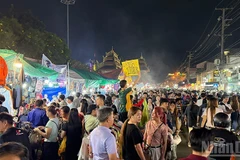 老挝塔銮佛塔节吸引众多游客参加。图自nhandan.vn