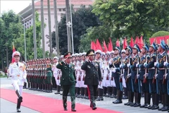 越共中央政治局委员、中央军委副书记、国防部部长潘文江大将和阿塞拜疆国防部部长扎基尔•哈萨诺夫上将检阅仪仗队。图自越通社
