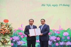 范明政向农业与环境部新任代理部长颁发任命书。图自越通社