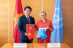 越南外交部副部长黎英俊与UNCITRAL秘书长安娜·茹班-布雷特共同签署了《越南外交部与联合国国际贸易法委员会2025-2031年合作谅解备忘录》。图自越通社