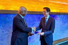 越南常驻联合国代表团团长杜雄越大使向联合国大会主席菲利蒙·杨正式递交了越文版的《未来契约》。图自越通社