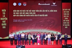 第六届全球越南青年知识分子论坛咨询委员会成员。图自越通社