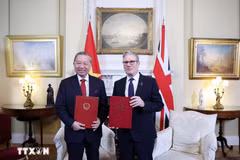 英国首相基尔·斯塔默与越共中央总书记苏林交换联合声明。图自越通社
