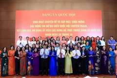 越南国会主席陈青敏会见了女性专职国会代表、国会常委会女性干部领导。图自越通社