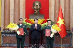 越南国家主席、国防安全委员会主席、武装力量统帅梁强在主席府主持仪式，向国防部两位高级军官授予晋升上将军衔的决定。图自越通社