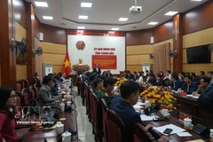 越南国会副主席、安全保障与社会治安小组组长陈光方率领国家选举委员会工作代表团就选举筹备工作与清化省选举委员会召开工作会议。图自越通社