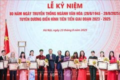 越共中央总书记苏林和文化体育旅游部部长阮文雄向先进典型颁发奖状和鲜花。 图自越通社