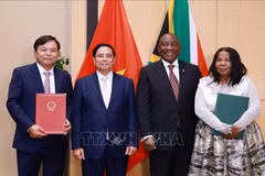 越南政府总理范明政和南非总统西里尔·拉马福萨共同见证越南农业与环境部同南非农业部之间农业合作备忘录的签字。图自越通社