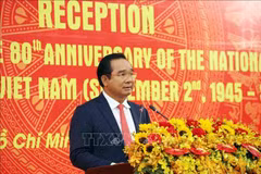 胡志明市市委副书记、人民委员会主席阮文得发表讲话。图自越通社