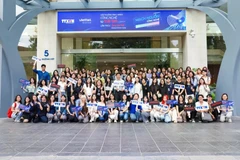 参加题为 “科技之源——播种幸福”的专题研讨会的大学生合影。图自越通社