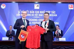 越南足球联合会（VFF）与德国足球甲级联赛（Bundesliga）合作备忘录签字仪式。图自VFF