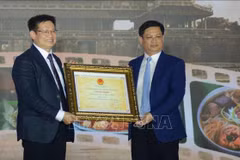 顺化牛肉粉正式被列入国家级非物质文化遗产名录的发布仪式。图自越通社