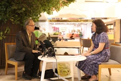 泰国学者卡维·钟吉塔翁(Kavi Chongkittavorn)接受越通社驻曼谷记者采访。图自越通社
