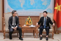 越南政府副总理胡德福会见高级主管金英谭。图自越通社