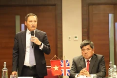 越南驻英国大使杜明雄发表讲话。图自越通社